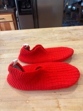 Bombas Cable Knit Gripper Slipper Socks Red - Size Small NWOT